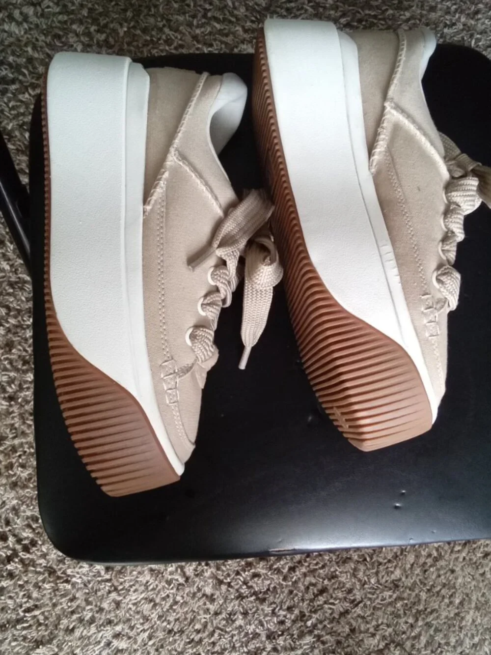 The UGG EZ-Duzzit Essential Lace-Up Platform Sneakers in women's size 7  biege